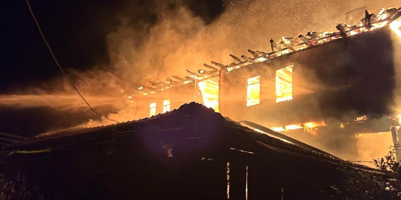 Kastamonu'da çıkan yangında 3 katlı ev kullanılamaz hale geldi