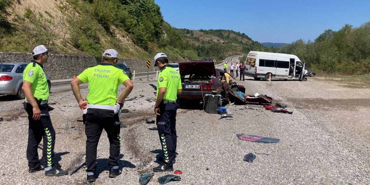 Bartın'da çarpışan otomobille yolcu minibüsündeki 6 kişi yaralandı