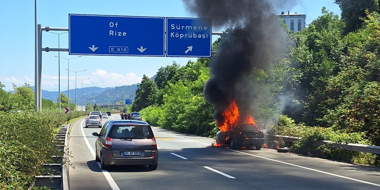 Trabzon'da seyir halindeki araç yandı