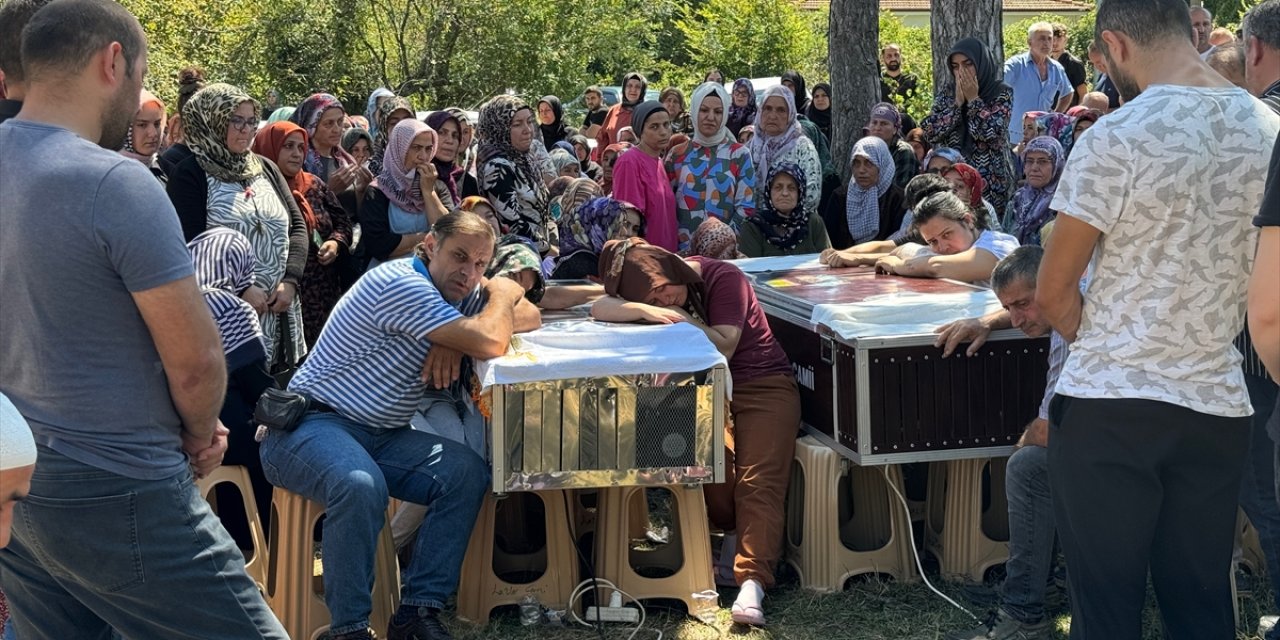 İstanbul'daki motosiklet kazasında ölen kuzenlerin cenazeleri Bartın'da defnedildi