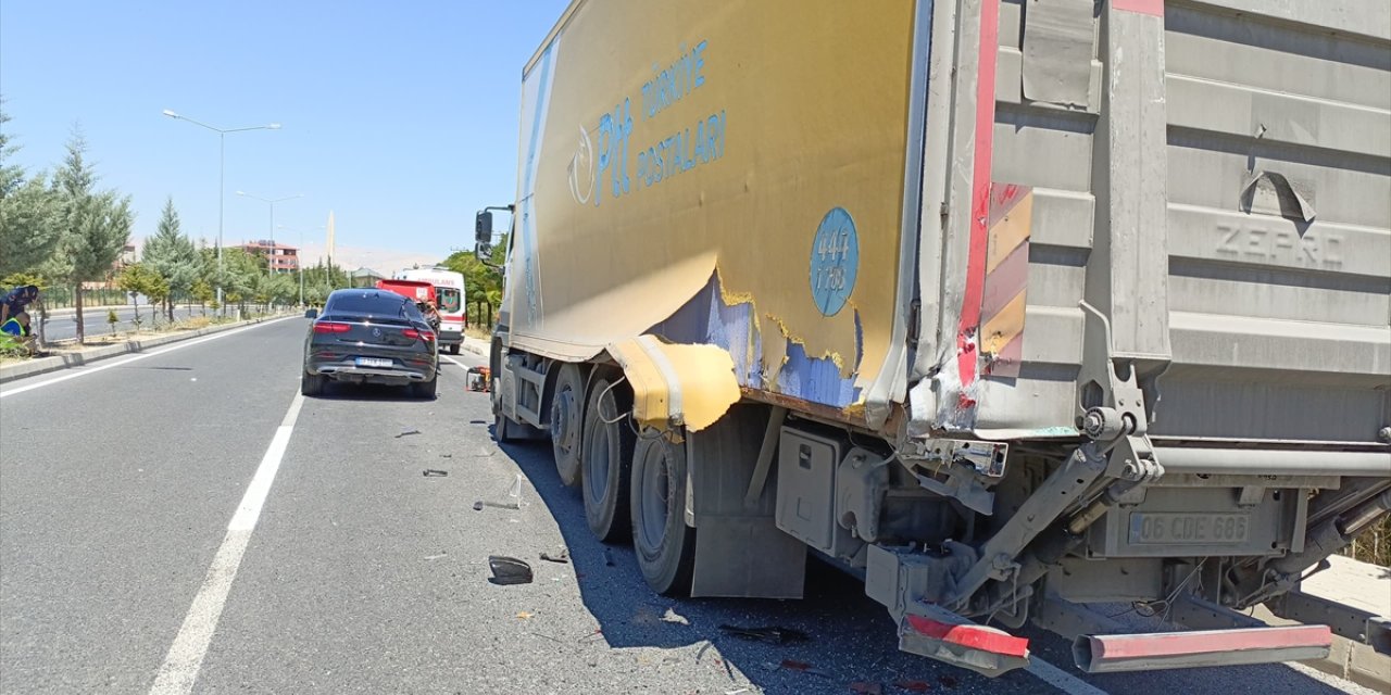 Malatya'da otomobilin kamyona çarpması sonucu 1 kişi öldü