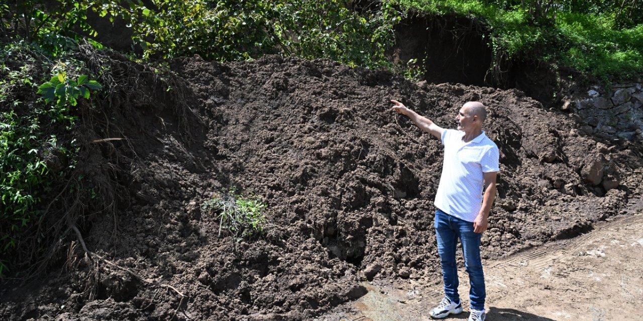 Trabzon'daki heyelanda fındık ağacının kayarak sürüklenmesi cep telefonuyla kaydedildi