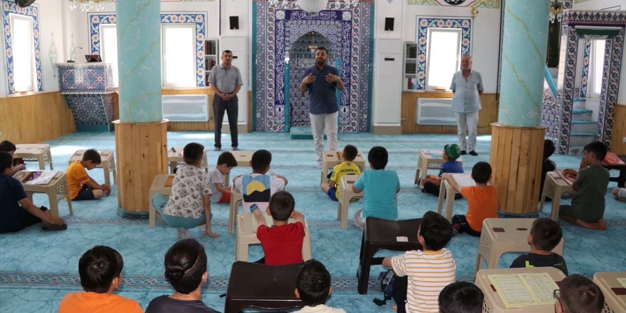 Amasya'da imam camiyi sevdirmek için minik öğrencileriyle güreşiyor