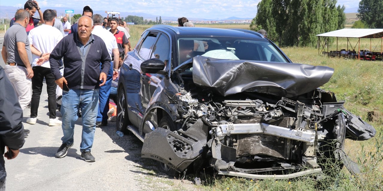 Ağrı'da 2 otomobilin çarpıştığı kazada 13 kişi yaralandı