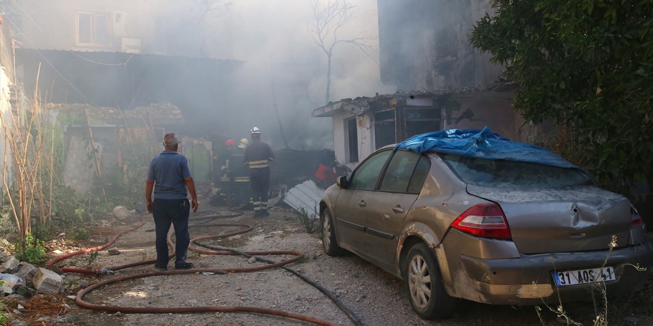 Hatay'da binanın deposunda çıkan yangın söndürüldü