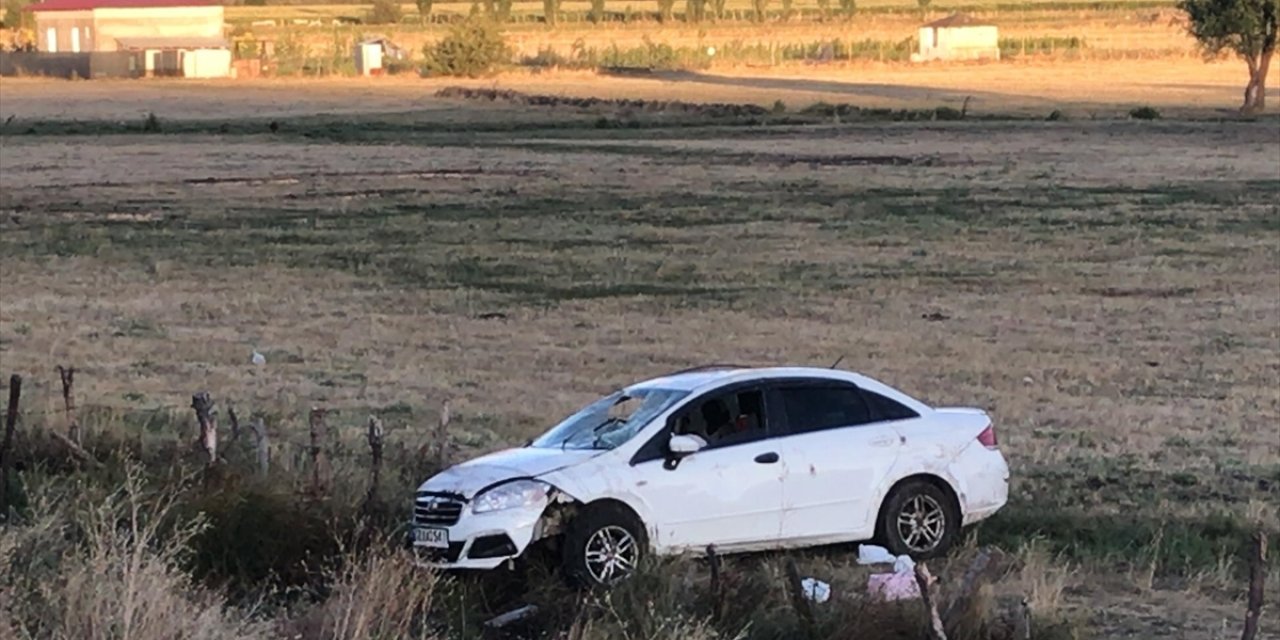 Bingöl'de devrilen otomobildeki 3 kişi yaralandı