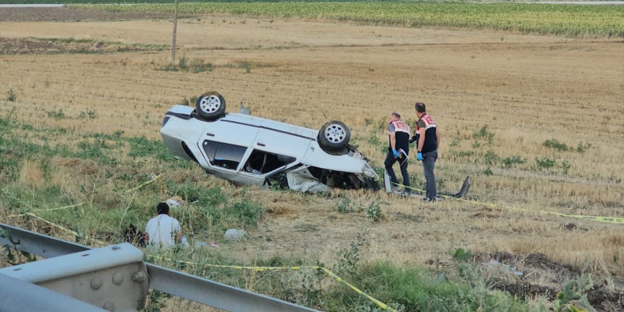 Çorum'da devrilen otomobildeki kadın öldü, bebeği yaralandı