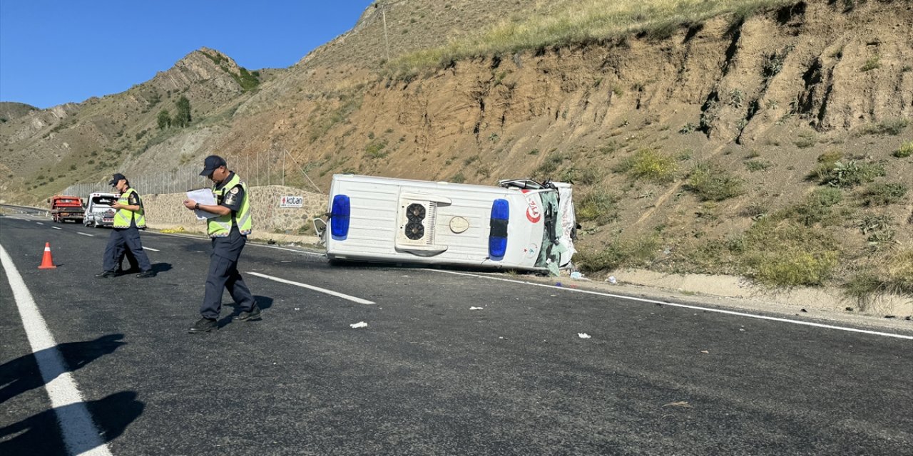 Erzurum'da ambulans ile hafif ticari aracın çarpışması sonucu 4 kişi öldü