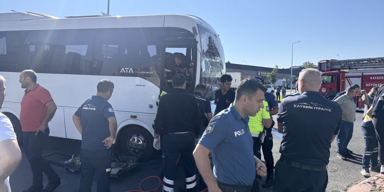 Kayseri'de kamyonla çarpışan işçi servisindeki 10 kişi yaralandı