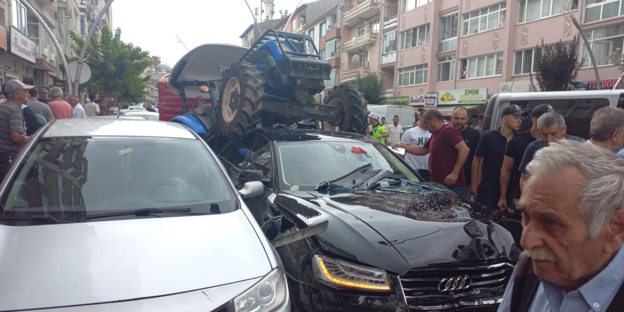 Tokat’ta freni boşalan traktör ışıklarda bekleyen otomobilin üzerine çıktı, 1 kişi yaralandı