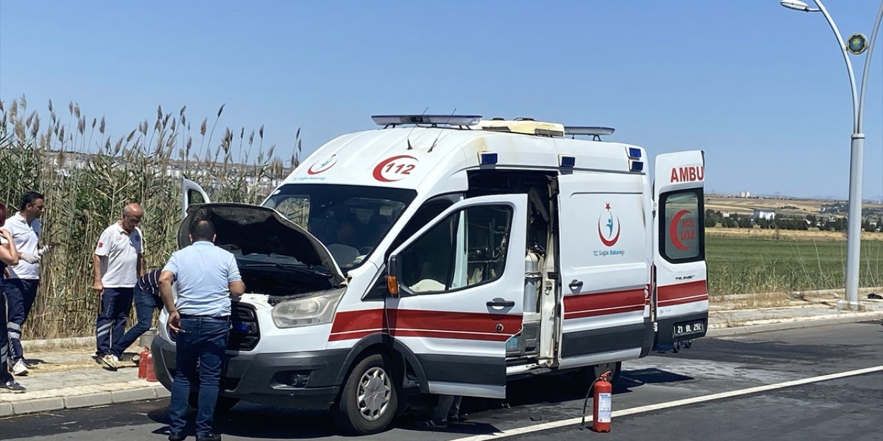 Diyarbakır'da seyir halindeki ambulansta çıkan yangın söndürüldü