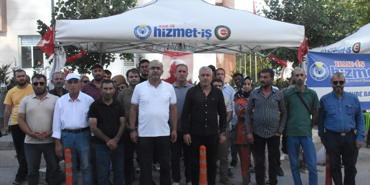 Van'da işten çıkarılan belediye çalışanları eylemlerine devam ediyor