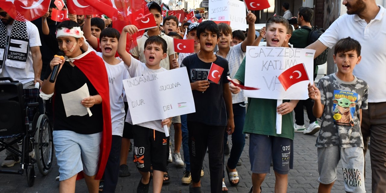 Adana'da çocuklar, Gazze'deki yaşıtlarına destek için bayraklarla yürüdü