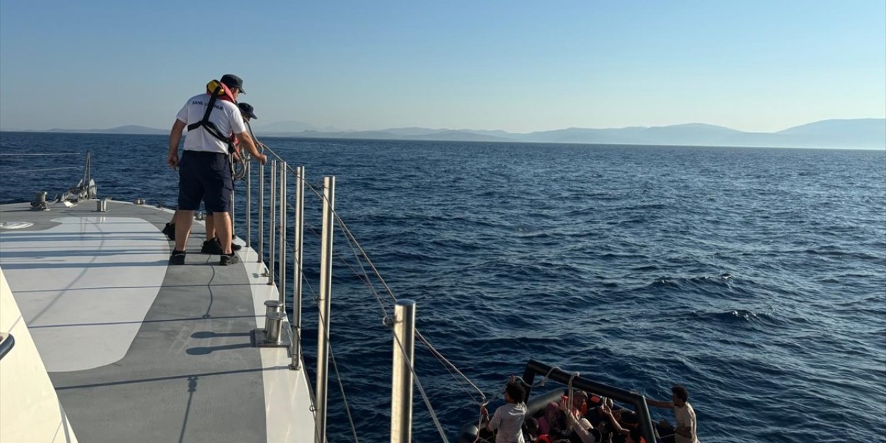 İzmir açıklarında 18 düzensiz göçmen yakalandı, 18 düzensiz göçmen kurtarıldı