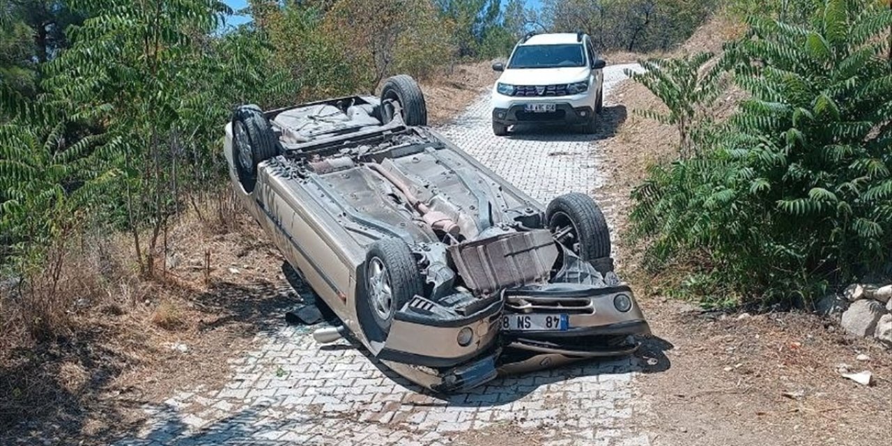 Çorum'da devrilen otomobildeki 2 kişi yaralandı