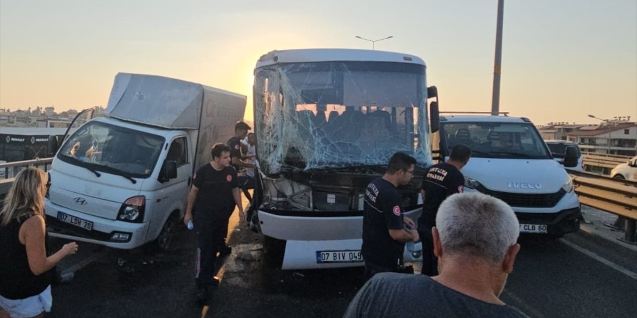 Antalya'da 4 aracın karıştığı kazada 1 kişi öldü, 3 kişi yaralandı