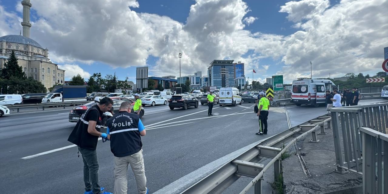 Bağcılar'da bariyere çarpan motosikletteki polis memuru hayatını kaybetti