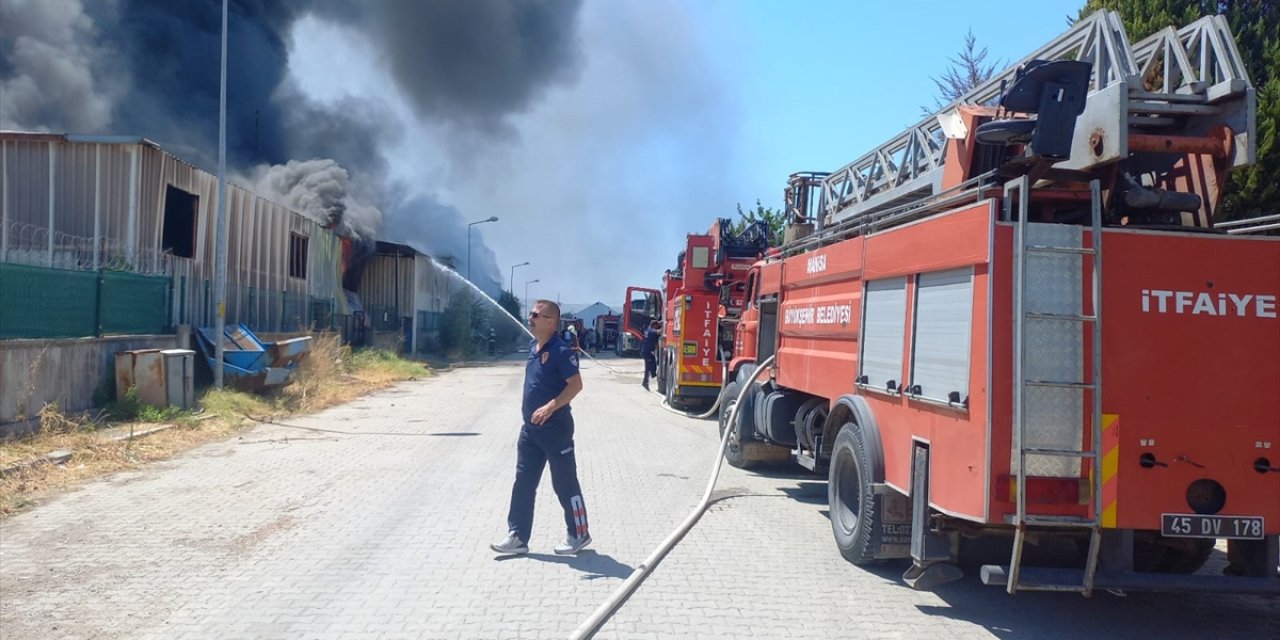 Manisa'da fabrikada çıkan yangına müdahale ediliyor