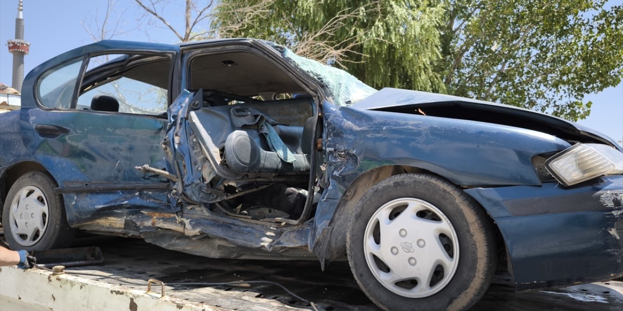 Burdur'da iki otomobilin çarpıştığı kazada 10 kişi yaralandı