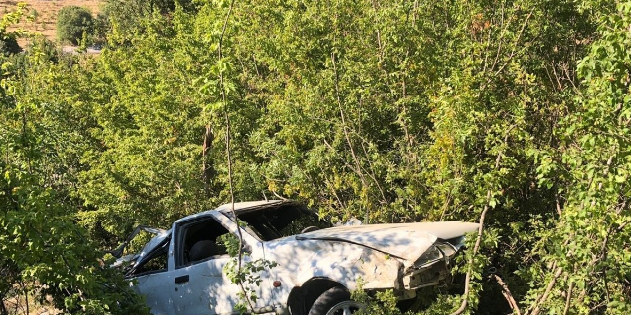 Sinop'ta şarampole devrilen otomobildeki 4 kişi yaralandı