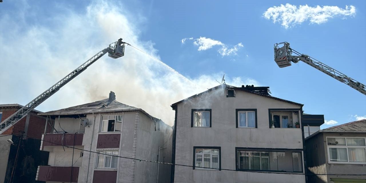 Sultanbeyli'de bitişik iki binanın çatılarındaki yangın hasara neden oldu