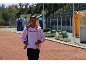 Okul koridorunda fark edilen Fatma Bizek, atletizmde iddialı