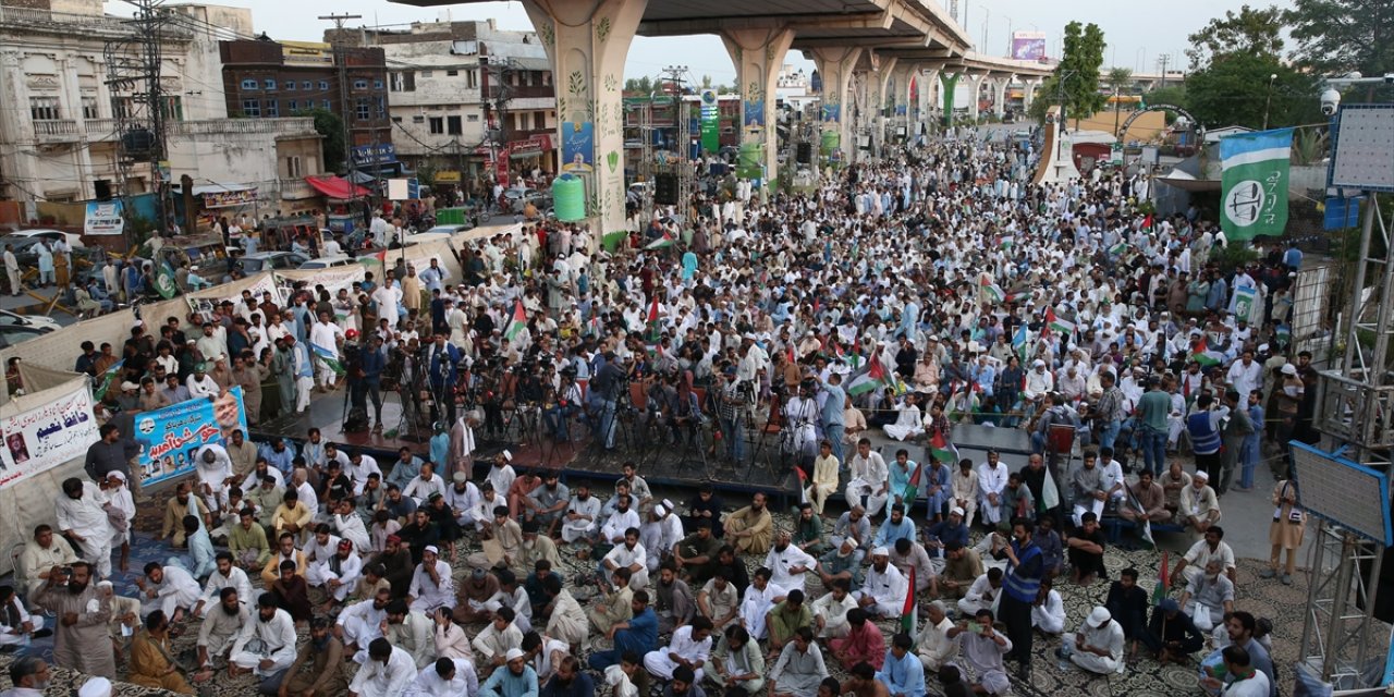 Pakistan'da, Heniyye için düzenlenen cenaze namazına binlerce kişi katıldı