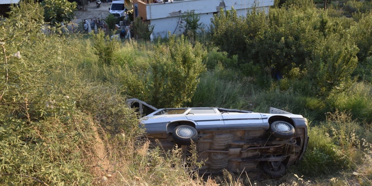 Manisa'da devrilen otomobildeki 3 kişi yaralandı