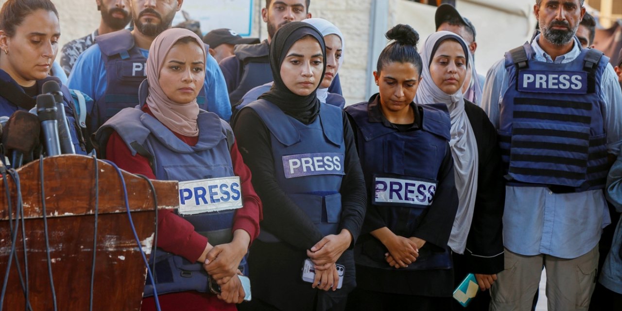 Gazze'deki gazeteciler, İsrail'in meslektaşlarını öldürmesini protesto etti