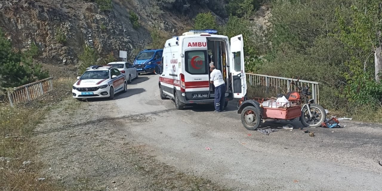 Çorum'da kamyonla çarpışan sepetli motosikletteki kadın öldü, eşi yaralandı