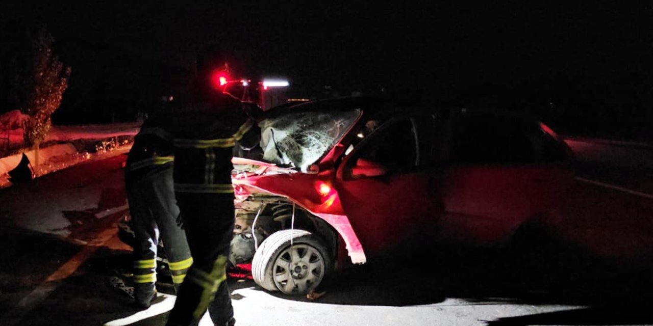 Çorum'da traktörle çarpışan otomobilin sürücüsü yaralandı