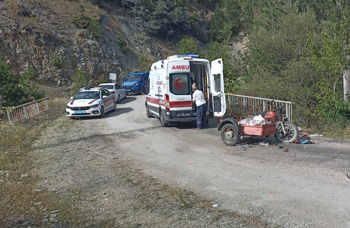 Çorum'da kamyonla çarpışan sepetli motosikletteki kadın öldü, eşi yaralandı