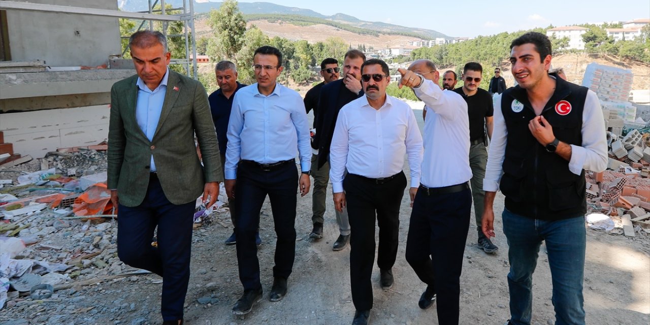 Hatay Valisi Mustafa Masatlı, yapımı devam eden deprem konutlarını inceledi