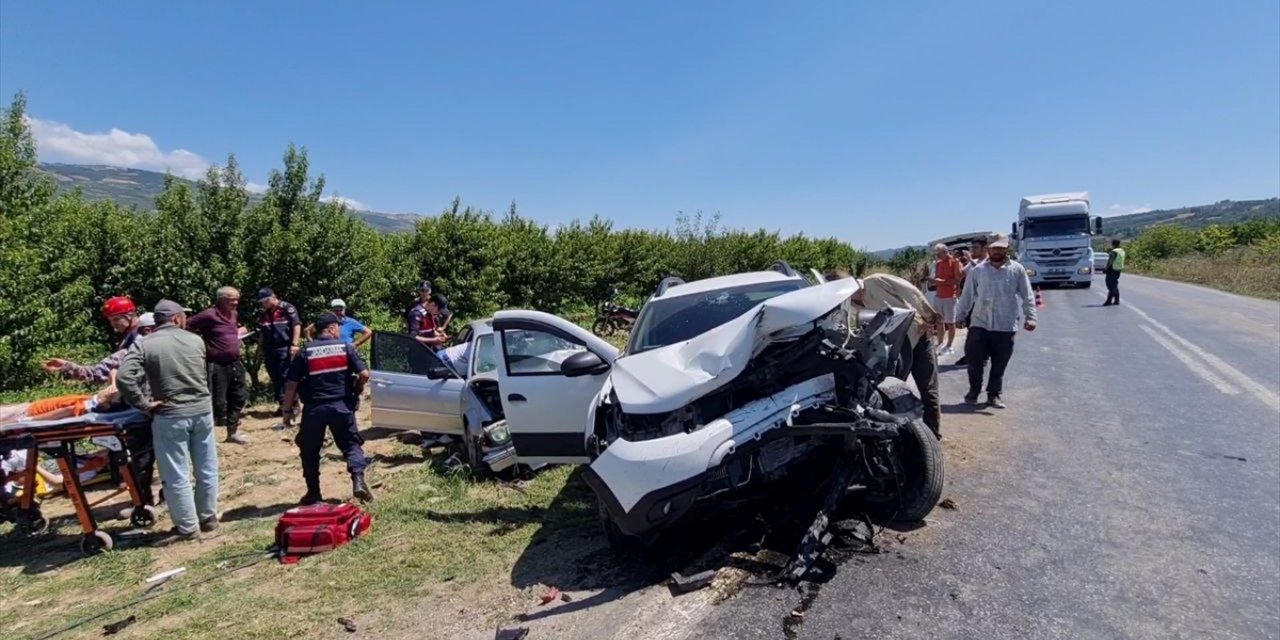 Bursa'da 2 otomobilin çarpıştığı kazada 4 kişi yaralandı