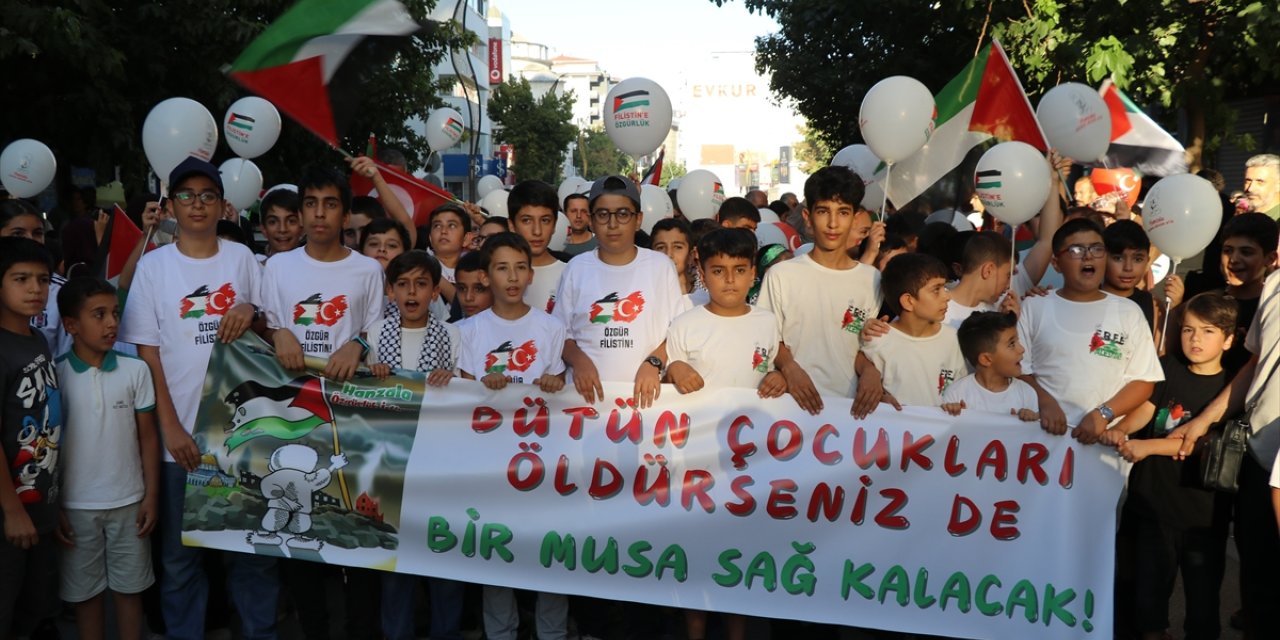 Elazığ'da çocuklar Gazze'de ölen akranlarına dikkati çekmek için yürüdü