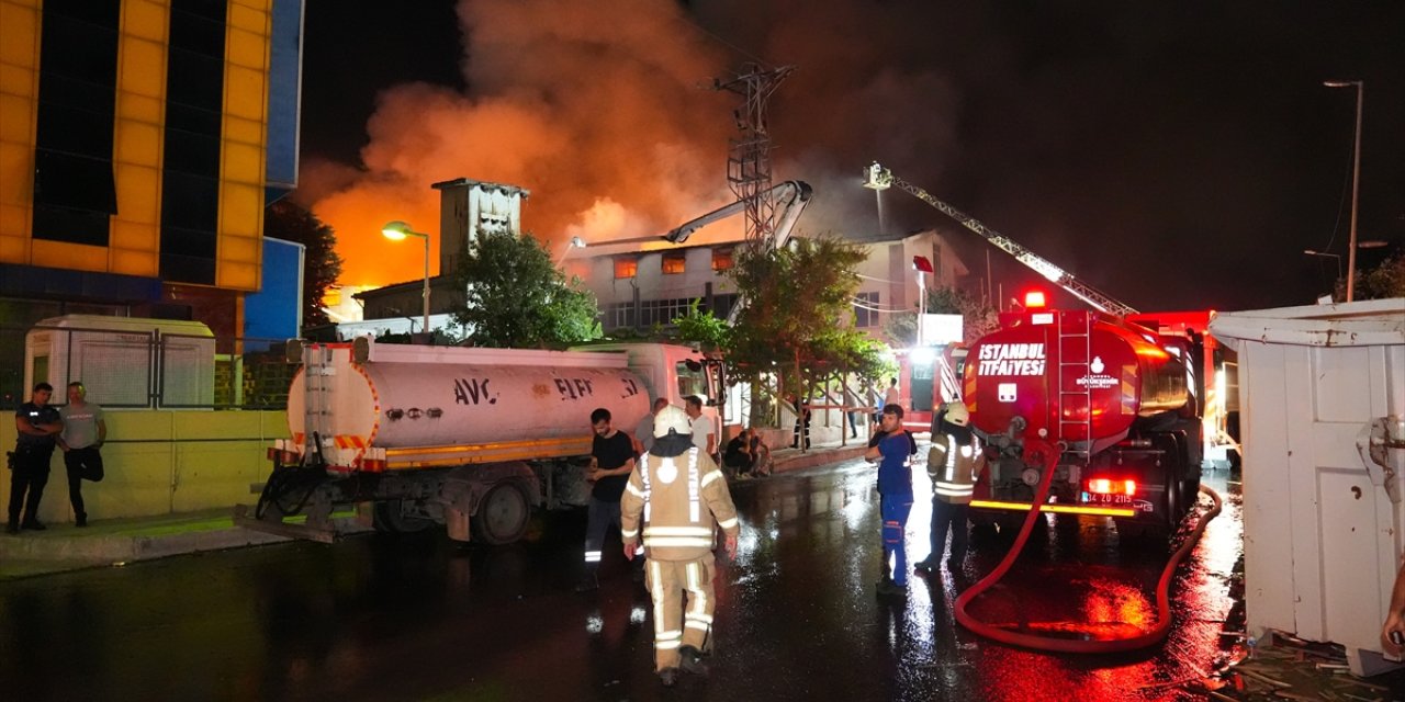 Avcılar'daki fabrika yangınına itfaiye ekiplerinin müdahalesi sürüyor