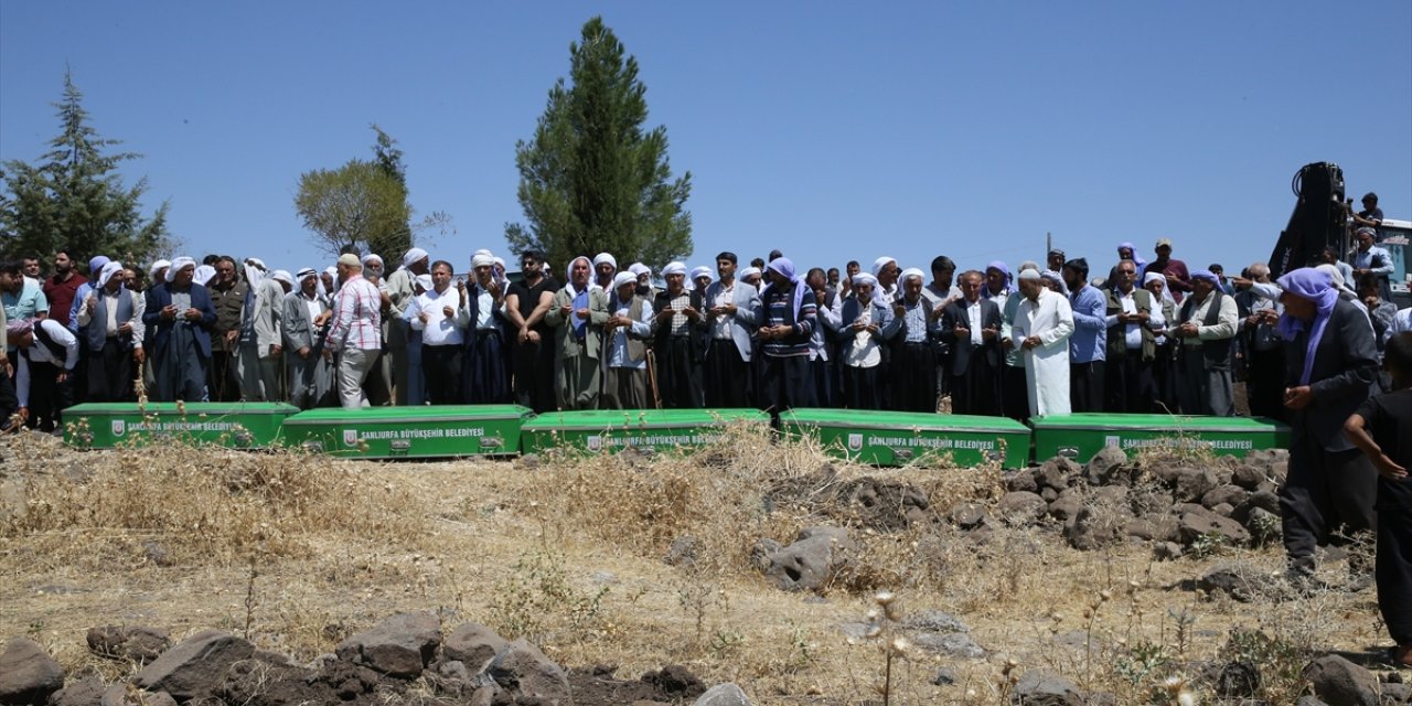 Şanlıurfa'daki kazada hayatını kaybeden 5 çocuk yan yana defnedildi