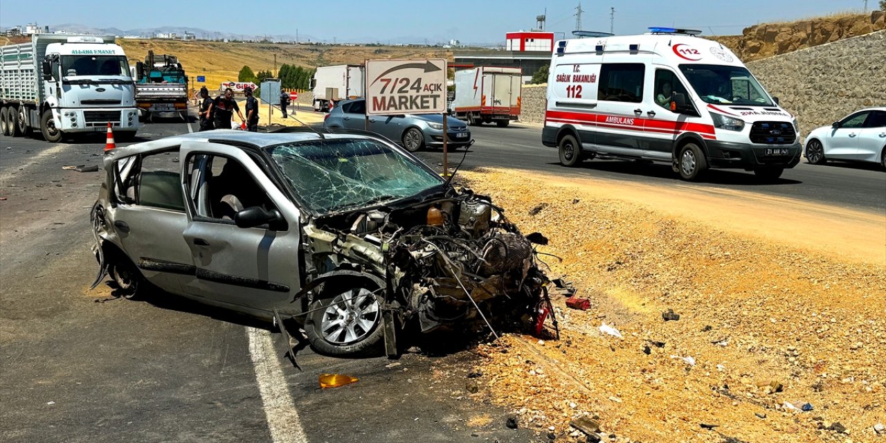 Diyarbakır'da 2 tır ile otomobilin karıştığı kazada 3'ü ağır 5 kişi yaralandı