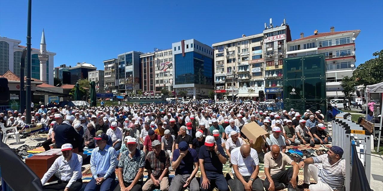 İstanbul'daki camilerde Heniyye için gıyabi cenaze namazı kılındı