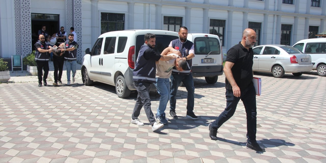 Tırlar ile şantiyelerden hırsızlık yapan 6 zanlı İstanbul'da yakalandı