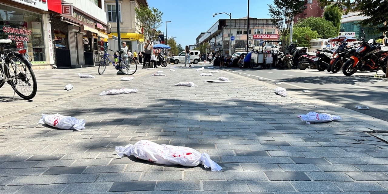 Düzce'de, İsrail'in saldırılarında ölen çocuklar "kanlı kefenli bebek" eylemi düzenlendi