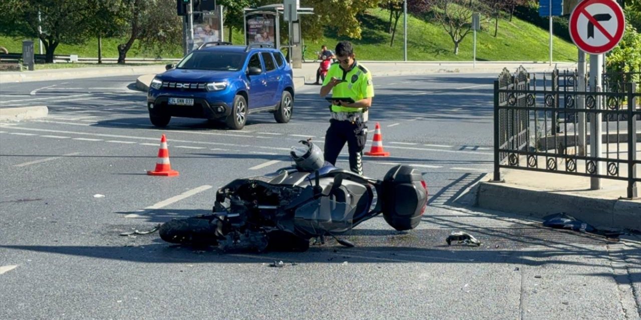 Şişli'de hafif ticari araçla çarpışan motosikletin sürücüsü yaralandı