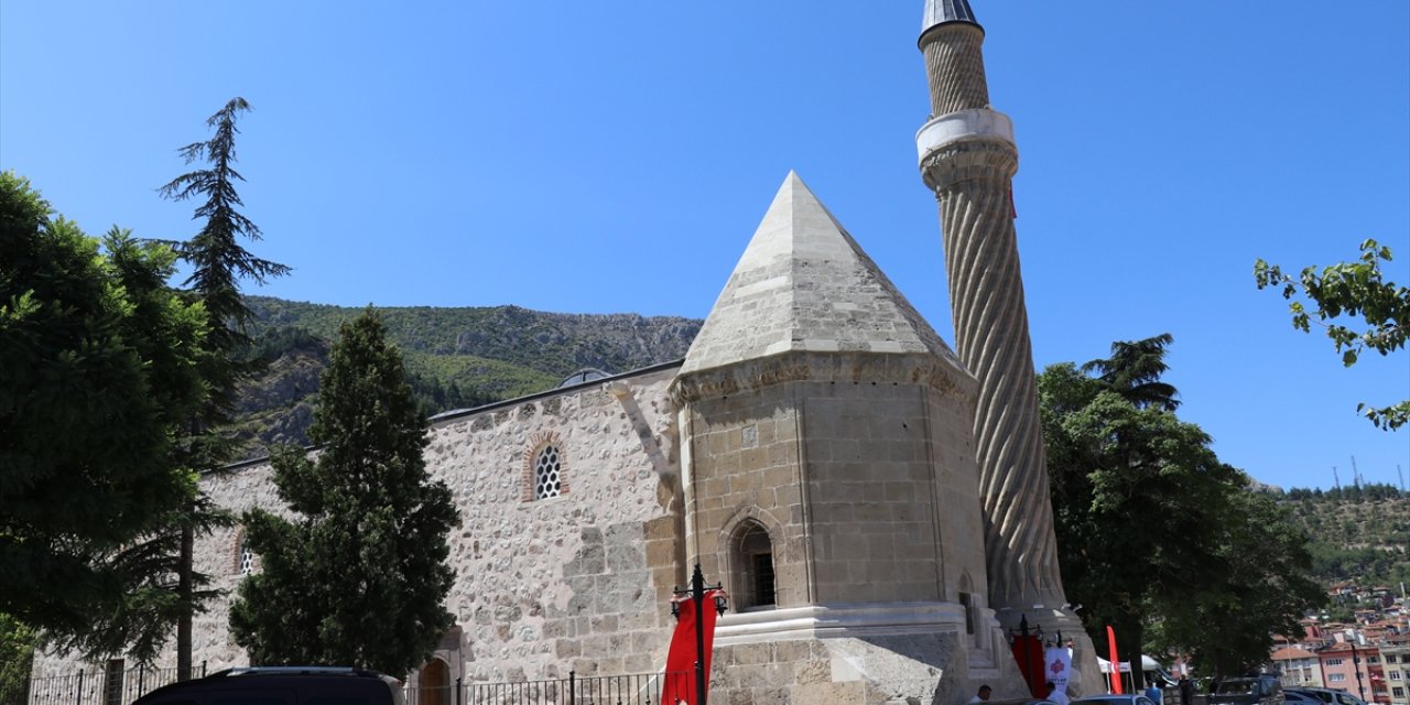 Amasya'da restorasyonu tamamlanan Burmalı Minare Camisi yeniden ibadete açıldı