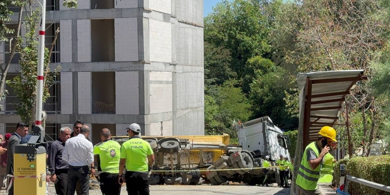 İstanbul'da yan yatan hafriyat kamyonunun altında kalan işçi öldü