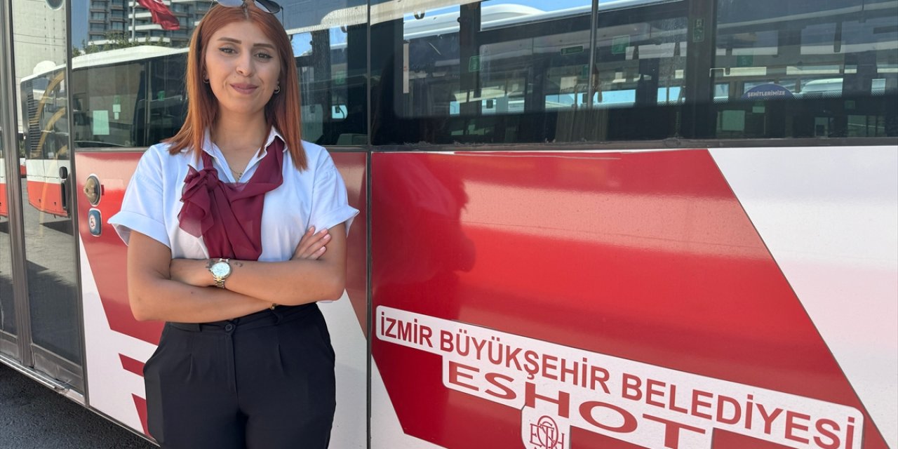 İzmir'de belediye otobüsünde çıkan yangını kadın şoför söndürdü