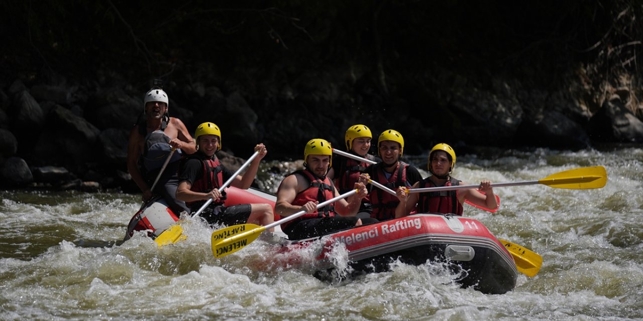 Adrenalin tutkunları Melen Çayı'nda rafting yaptı