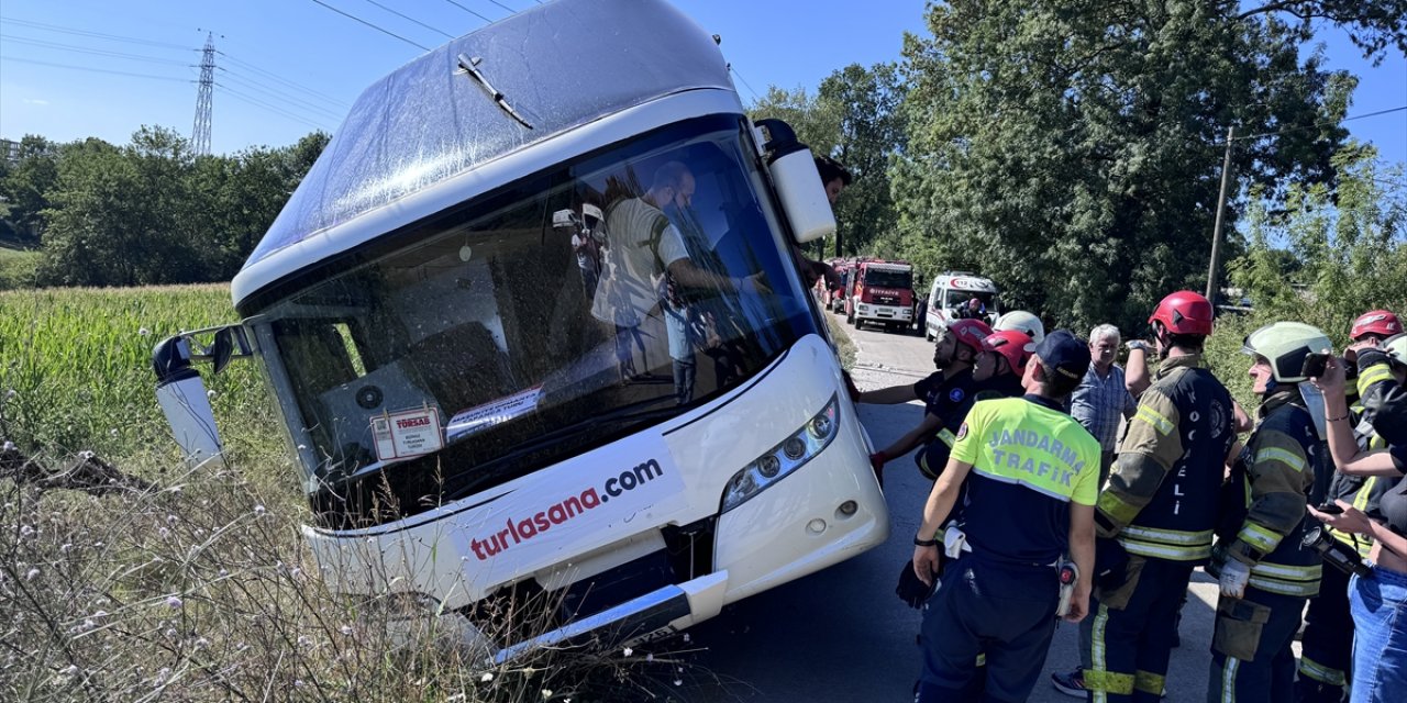 Kocaeli'de yan yatan tur otobüsünde mahsur kalan yolcular kurtarıldı