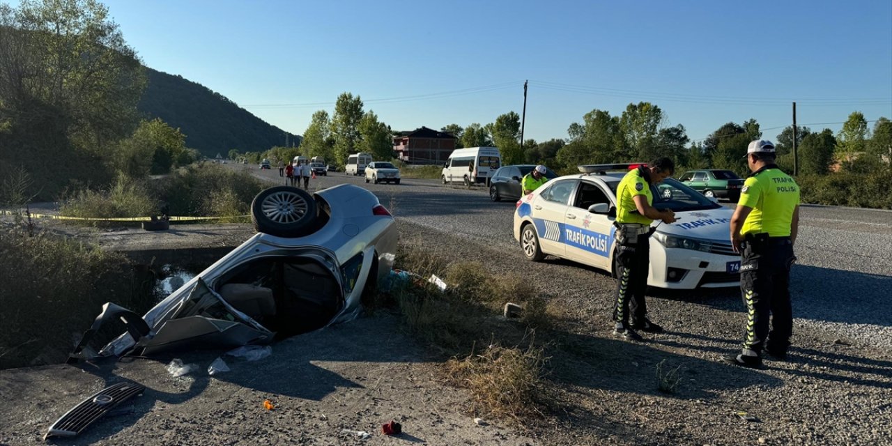 Bartın'da kanala devrilen otomobildeki 1 kişi öldü, 3 kişi yaralandı