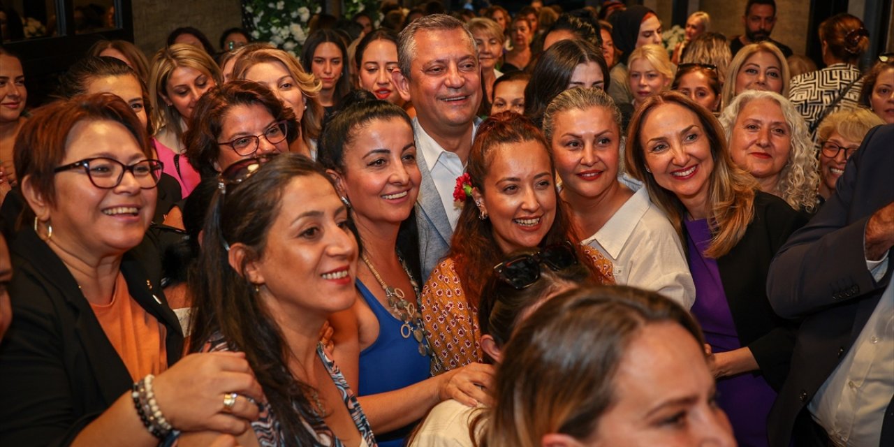 CHP Genel Başkanı Özel, kadın kolları başkan adayları ve delegelerle bir araya geldi