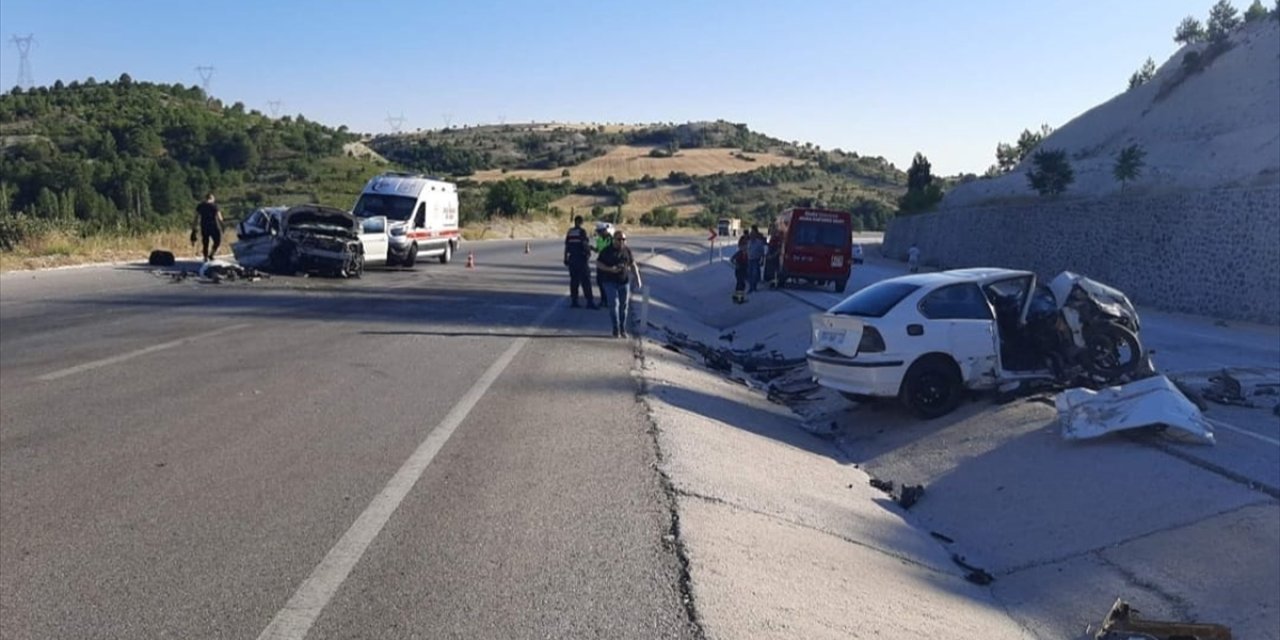 Kütahya'da iki otomobil çarpıştı, 5 yaralı